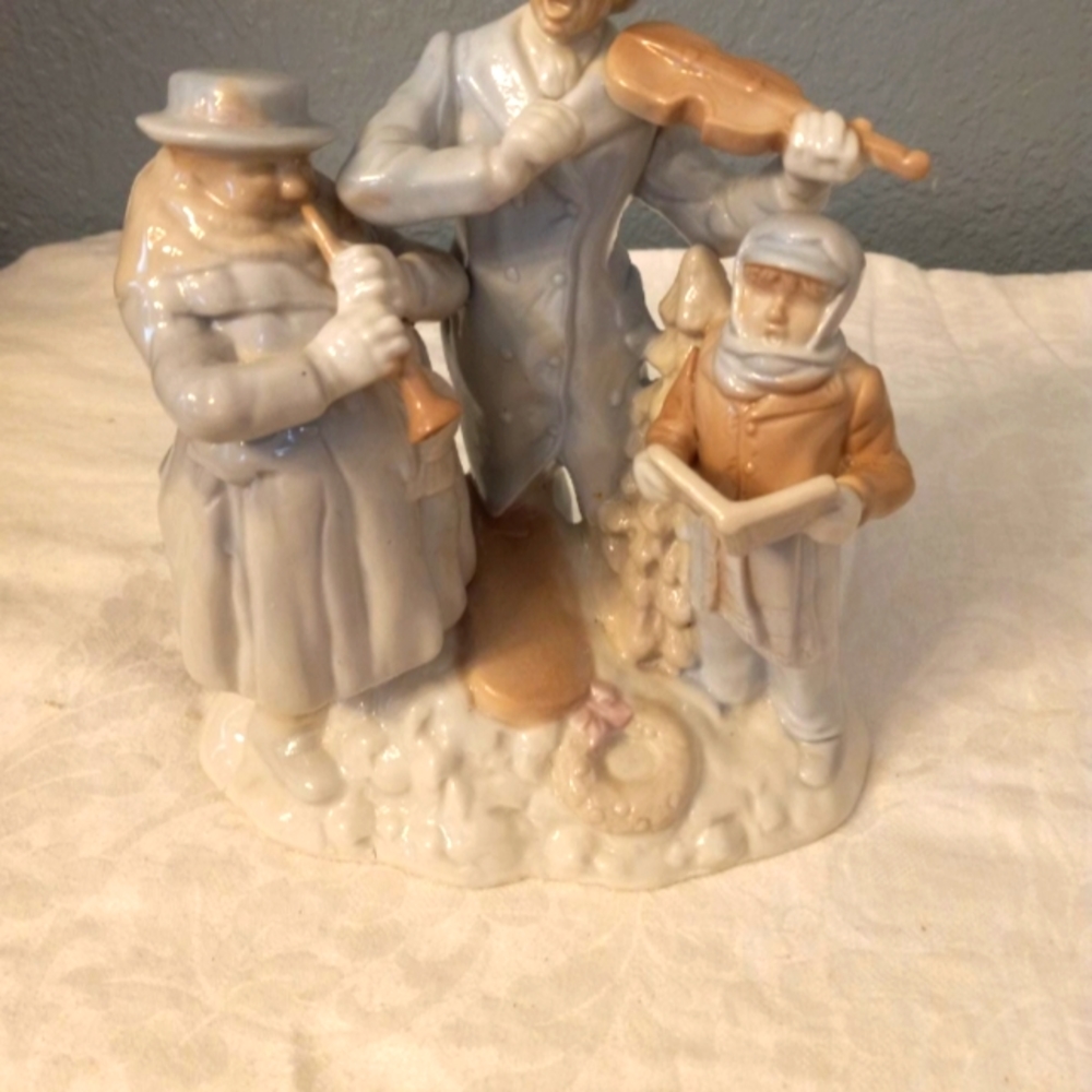 Victlrian Christmas Carolers Figurine